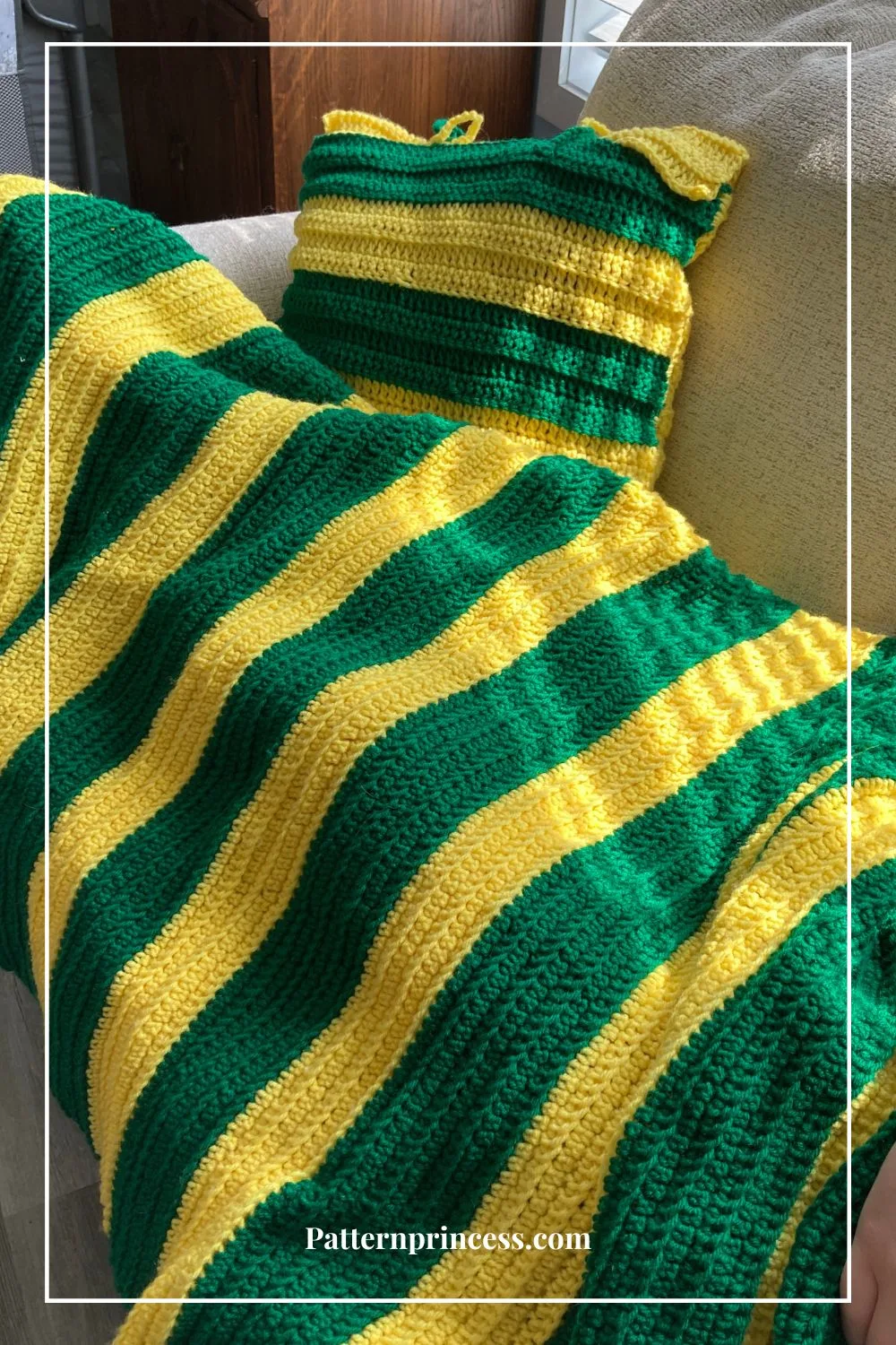 Easy snuggly throw blanket in green and gold yarn