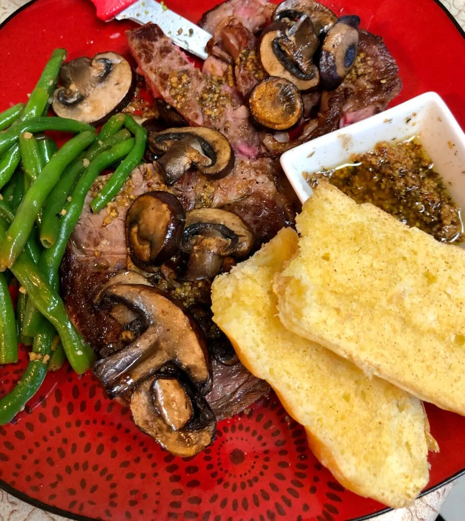 Garlic Toast with Steak, Mushrooms, and Green Beans