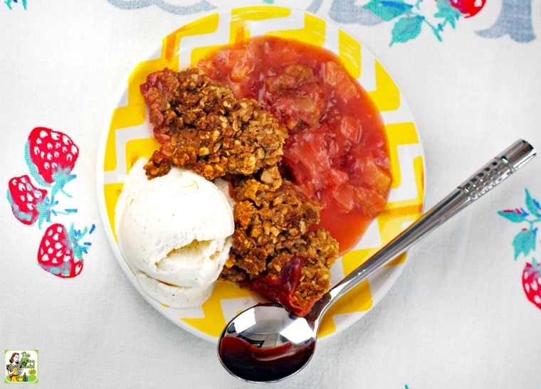 Rhubarb-Crisp-with-Strawberries-thismamacooks