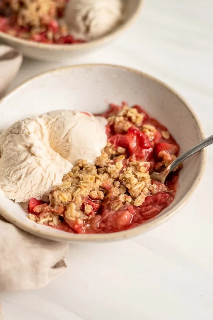 Vegan-Strawberry-Rhubarb-Crisp-Recipe-runningonrealfood