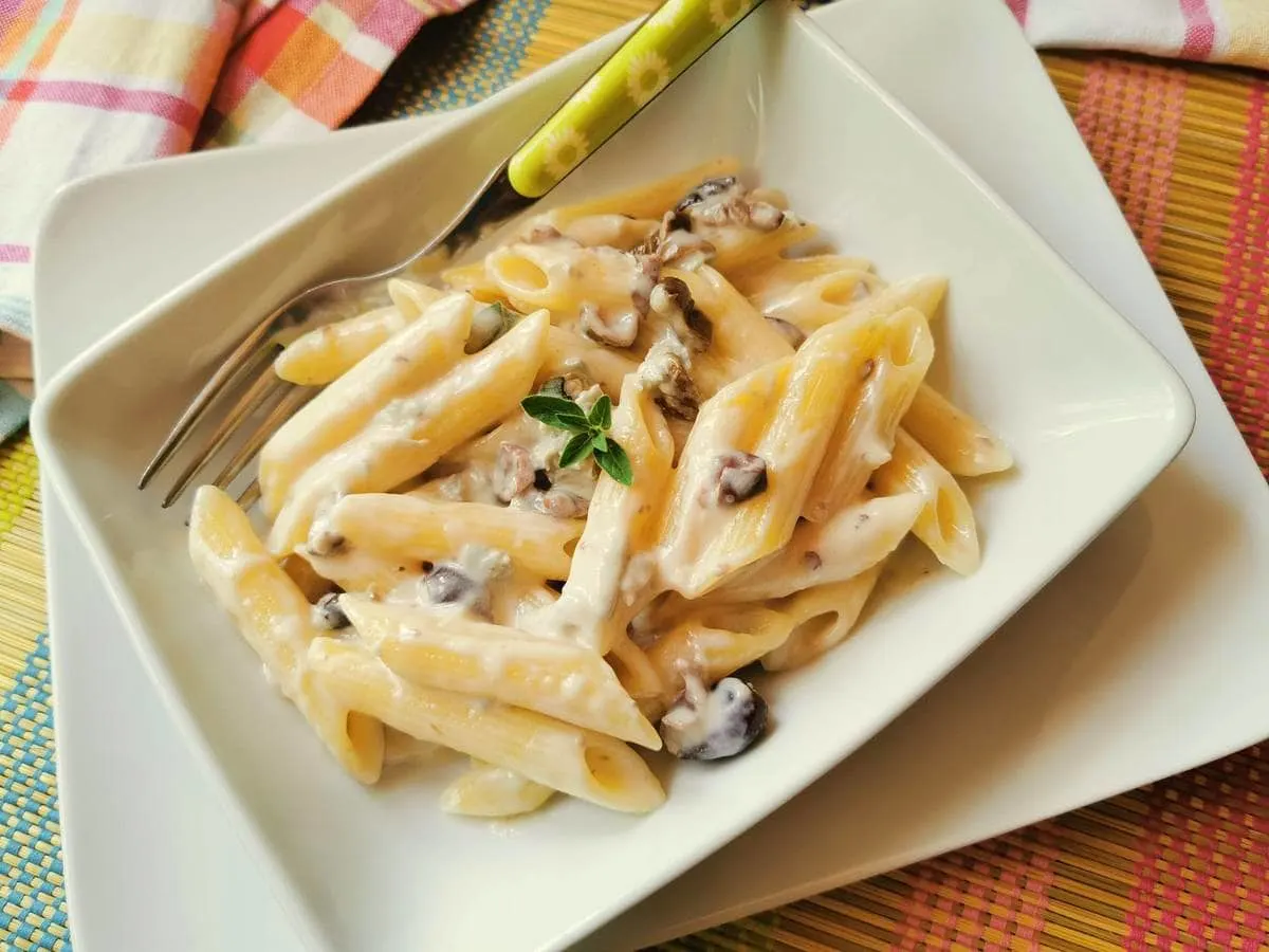 Easy-Gorgonzola-Pasta-with-Olives-alla-Cenere