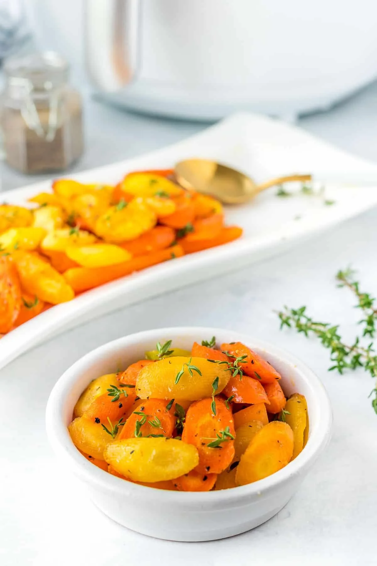 air-fryer-carrots-in-bowl-and-platter
