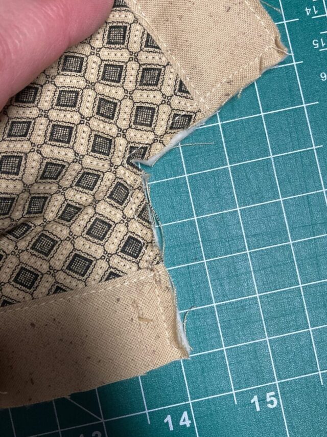 How do you miter an inside corner on a quilt?