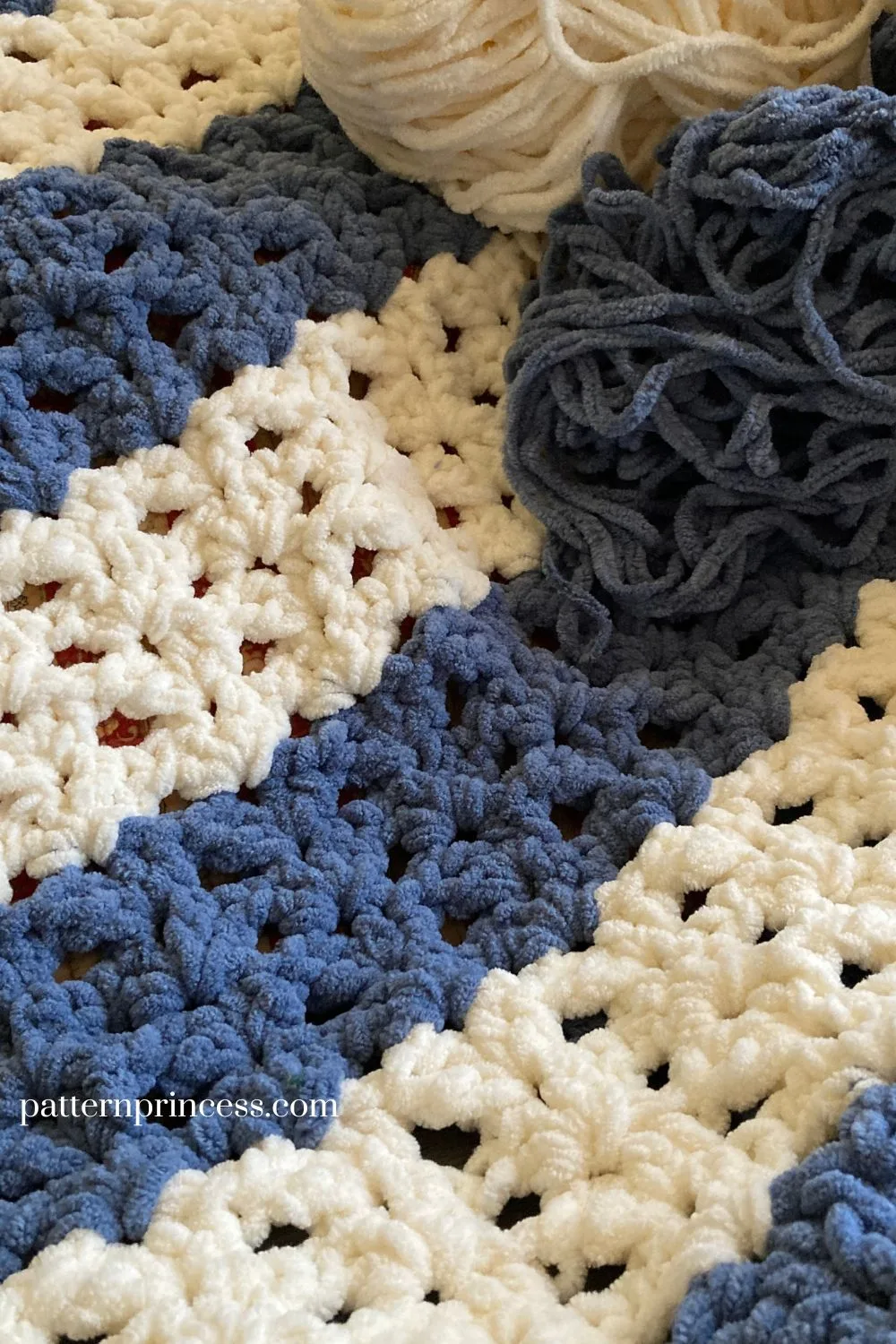 Bernat Blanket Yarn chunky Blanket in Blue and White